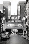 De Kerkstraat richting Vijzelstraat, de kozijnen zijn hier al wit gelakt.
<br/>
Beeldbank Stadsarchief, jaren 50?